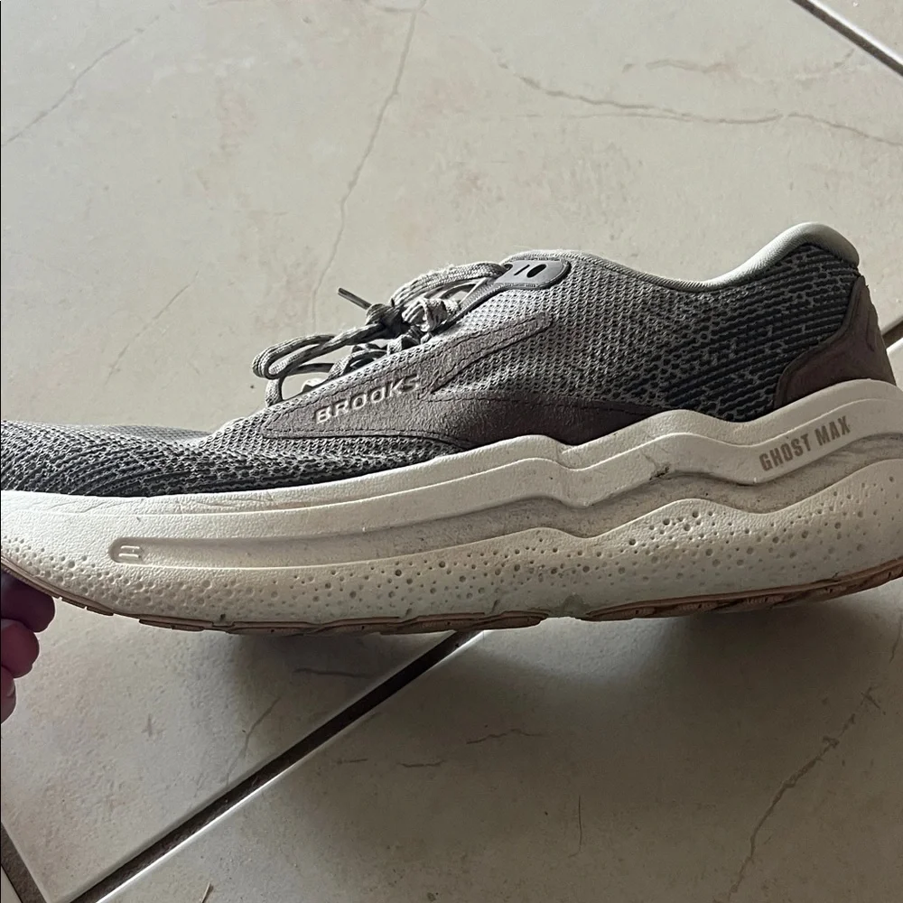 Brooks Ghost Max Men's Running Shoes in Gray and White - Picture 5 of 8